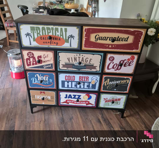 שידה מעוצבת עם שלטים צבעוניים בסגנון וינטג
